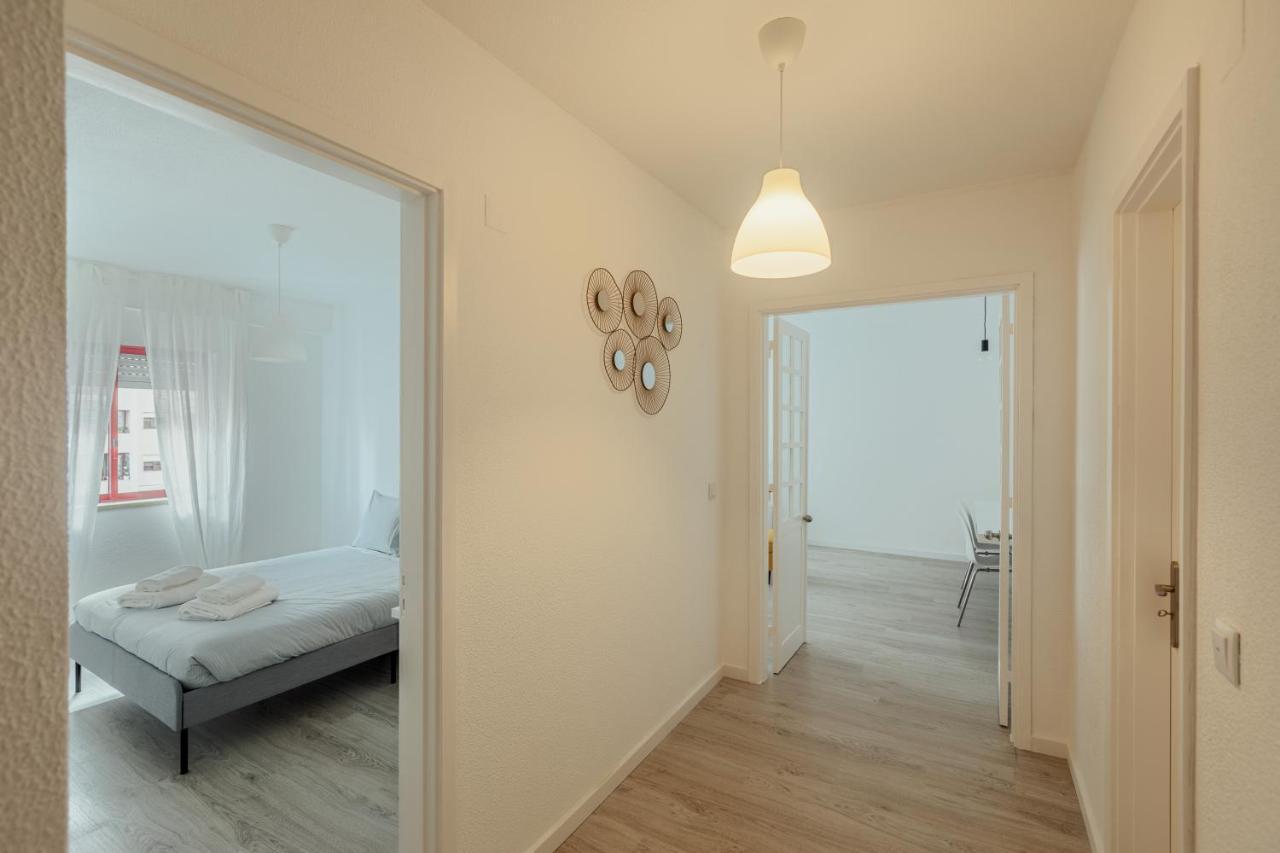 Elegant 3 Bedroom Apt - City Centre - Garage - Metro リスボン エクステリア 写真