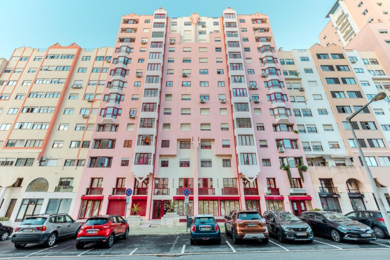 Elegant 3 Bedroom Apt - City Centre - Garage - Metro リスボン エクステリア 写真